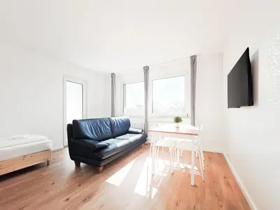 TV/Unterhaltungsangebot in der Unterkunft Tolstov Apartments - Monteurwohnung - 3 Schlafzimmer - Küche - Balkon - Waschmaschine