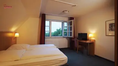 Ein Bett oder Betten in einem Zimmer der Unterkunft Die Wolfsburg