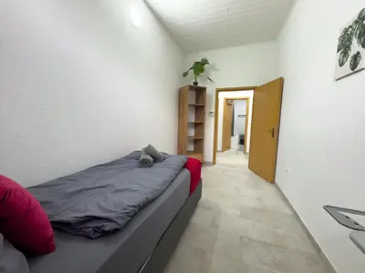 Ein Sitzbereich in der Unterkunft Serviceroom24 - Apartment 6 in Recklinghausen Hoch WLAN - Smart-TV - 24-7 Check-in und Küche