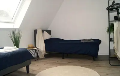 Ein Sitzbereich in der Unterkunft Monteurswohnung - Duisburg - 5 Personen