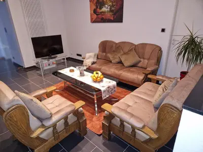 Ein Sitzbereich in der Unterkunft Zentrales City-Apartment mit Garage und Arbeitsplatz geeignet für Business und Familie