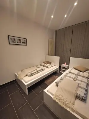 Ein Bett oder Betten in einem Zimmer der Unterkunft Zentrales City-Apartment mit Garage und Arbeitsplatz geeignet für Business und Familie