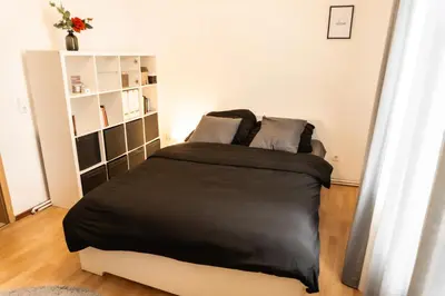 Ein Bett oder Betten in einem Zimmer der Unterkunft M House HA Ruhiges City Zimmer & Self Check-in