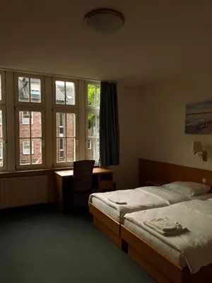 Ein Bett oder Betten in einem Zimmer der Unterkunft Stadthotel Kolpinghaus - Vier Ecken
