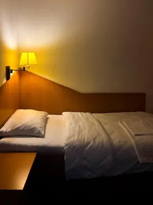Ein Bett oder Betten in einem Zimmer der Unterkunft Stadthotel Kolpinghaus - Vier Ecken