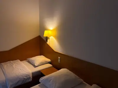 Ein Bett oder Betten in einem Zimmer der Unterkunft Stadthotel Kolpinghaus - Vier Ecken