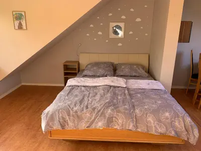 Ein Bett oder Betten in einem Zimmer der Unterkunft Gemütliches Studio in ruhiger Lage mit Klimaanlage, Netflix und Parkplatz