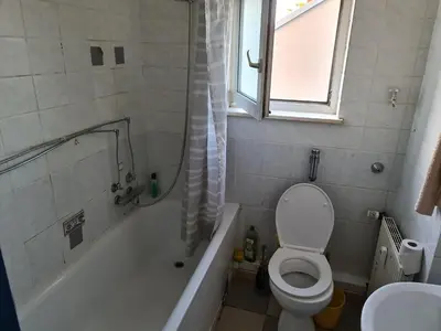 Ein Badezimmer in der Unterkunft Raum in AE max 4 B