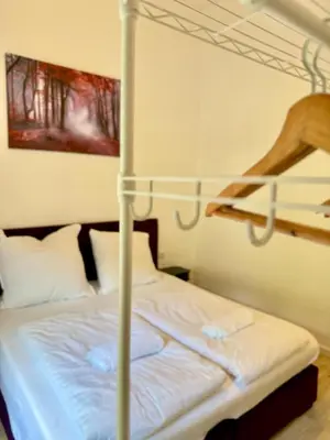 Ein Bett oder Betten in einem Zimmer der Unterkunft Perfect for fans and travelers