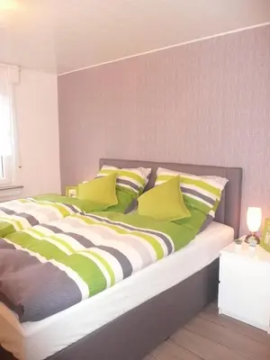 Ein Bett oder Betten in einem Zimmer der Unterkunft FeWo-Orsoyerberg