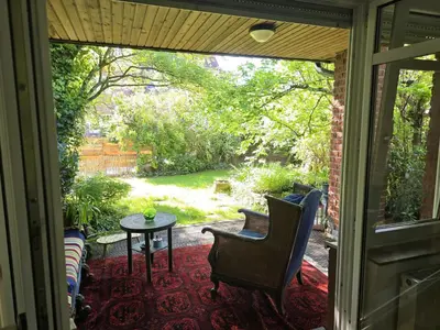 Ein Garten an der Unterkunft Gemütliche Doppelhaushälfte mit Garten