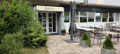 Ein Restaurant oder anderes Speiselokal in der Unterkunft Bach's Restaurant Bar Hotel