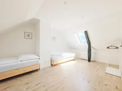 Ein Bett oder Betten in einem Zimmer der Unterkunft Tolstov Apartments - 4 Room Apartment - Maisonette - Balcony - 20 Min Messe DUS and Old Town DUS