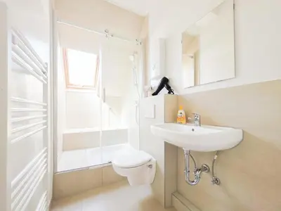 Ein Badezimmer in der Unterkunft Tolstov Apartments - 4 Room Apartment - Maisonette - Balcony - 20 Min Messe DUS and Old Town DUS