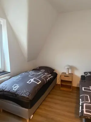 Ein Bett oder Betten in einem Zimmer der Unterkunft Über den Dächern von Werne - Balkon, WLAN, TV und Küche - Möller