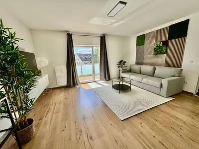 Ein Sitzbereich in der Unterkunft FeWo-Palmtrees 4 - Große moderne 2 Zimmerwohnung mit Süd-West Balkon in Gladbeck-Mitte Nähe Movie Park und Arena AufSchalke