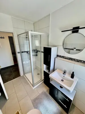 Ein Badezimmer in der Unterkunft FeWo-Palmtrees 4 - Große moderne 2 Zimmerwohnung mit Süd-West Balkon in Gladbeck-Mitte Nähe Movie Park und Arena AufSchalke