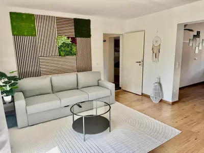 Ein Sitzbereich in der Unterkunft FeWo-Palmtrees 4 - Große moderne 2 Zimmerwohnung mit Süd-West Balkon in Gladbeck-Mitte Nähe Movie Park und Arena AufSchalke
