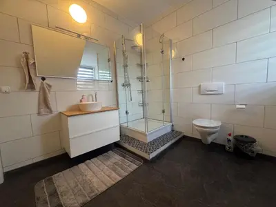 Ein Badezimmer in der Unterkunft DERKO Apart 2