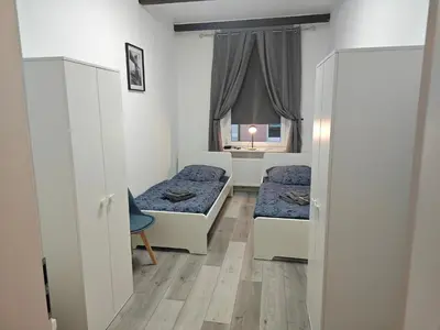 Ein Bett oder Betten in einem Zimmer der Unterkunft Work and Stay Lüdenscheid 8 Betten 4 Schlafzimmer 2 Duschen mit Billiard und Beamer