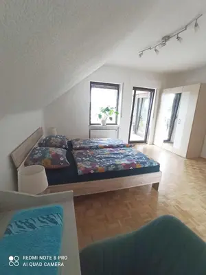 Ein Bett oder Betten in einem Zimmer der Unterkunft Gemütliche Ferienwohnung mit großer Dachterasse in gehobener Wohngegend