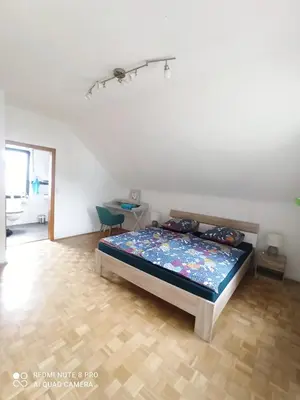 Ein Bett oder Betten in einem Zimmer der Unterkunft Gemütliche Ferienwohnung mit großer Dachterasse in gehobener Wohngegend