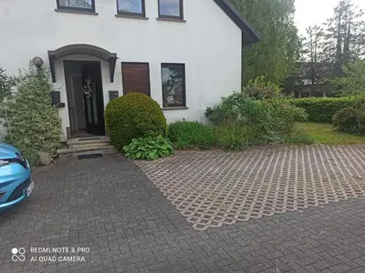 Ein Garten an der Unterkunft Gemütliche Ferienwohnung mit großer Dachterasse in gehobener Wohngegend