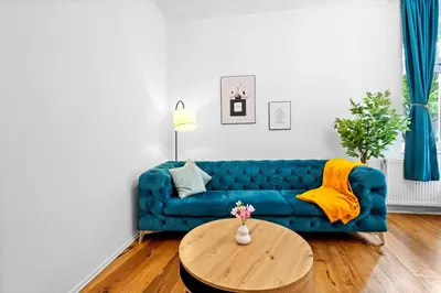 Ein Sitzbereich in der Unterkunft Moderne Suite bis zu 6 Personen - Central- free Parking - 3 Bedrooms - Netflix - Smart Home