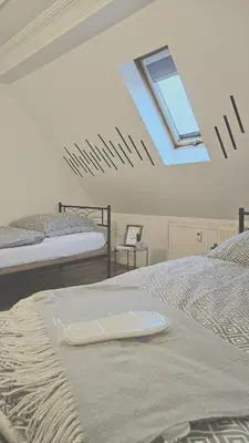 Ein Bett oder Betten in einem Zimmer der Unterkunft Eigene Wohnung und zentrale Lage