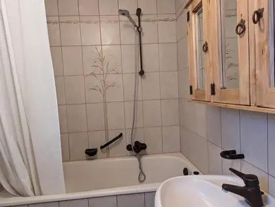 Ein Badezimmer in der Unterkunft Cozy attic apartment