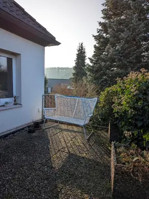 Ein Garten an der Unterkunft Cozy attic apartment