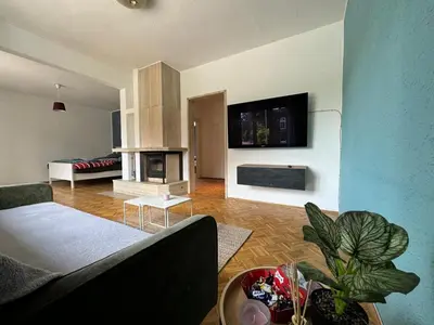 TV/Unterhaltungsangebot in der Unterkunft Nathanael Ferienwohnung mit Küche, WLAN & 4 Schlafzimmern