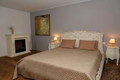 Ein Bett oder Betten in einem Zimmer der Unterkunft Möbelierte 3-Zm-Wohnung mit luxuriöser Innenausstattung in Zentrum
