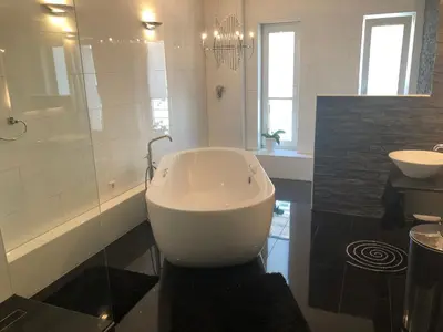 Ein Badezimmer in der Unterkunft Möbelierte 3-Zm-Wohnung mit luxuriöser Innenausstattung in Zentrum