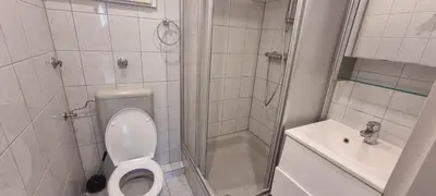 Ein Badezimmer in der Unterkunft Zentrumsnahe 4 Zimmer Etagenwohnung für bis zu 7 Personen
