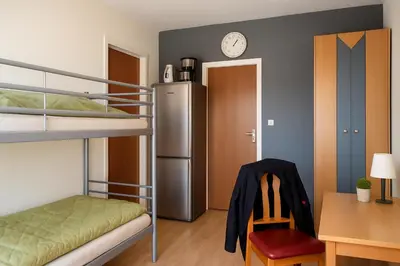 Ein Bett oder Betten in einem Zimmer der Unterkunft ein Platz im Etagenbett im Durchgang in Schalke Nähe Arena