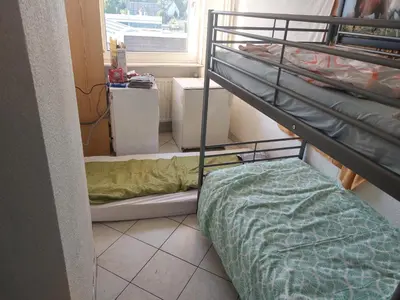Ein Bett oder Betten in einem Zimmer der Unterkunft ein Platz im Etagenbett im Durchgang in Schalke Nähe Arena