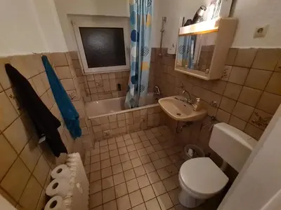 Ein Badezimmer in der Unterkunft ein Platz im Etagenbett im Durchgang in Schalke Nähe Arena