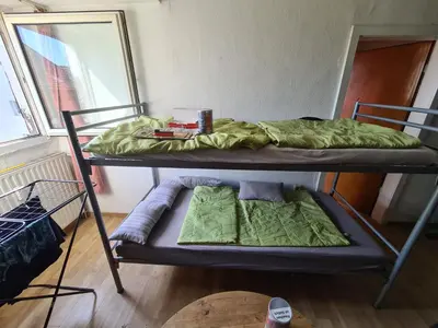 Ein Bett oder Betten in einem Zimmer der Unterkunft ein Platz im Etagenbett im Durchgang in Schalke Nähe Arena