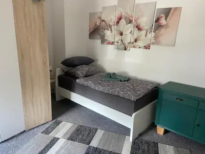 Ein Bett oder Betten in einem Zimmer der Unterkunft Ferienwohnung Monteurwohnung