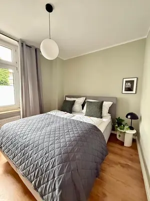 Ein Bett oder Betten in einem Zimmer der Unterkunft Altbautraum nah DDorf Köln 2 Zimmer 3 Gäste NEU