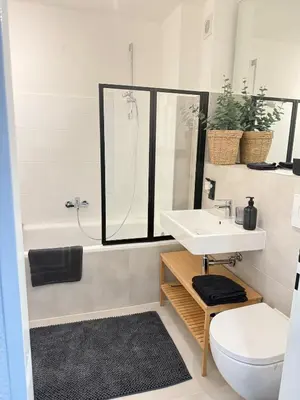 Ein Badezimmer in der Unterkunft Altbautraum nah DDorf Köln 2 Zimmer 3 Gäste NEU