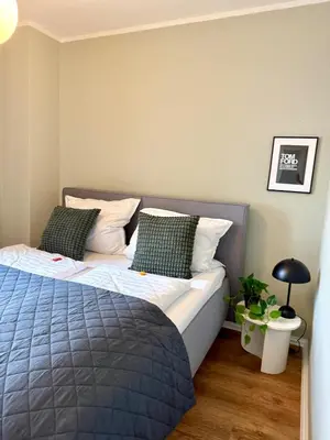 Ein Bett oder Betten in einem Zimmer der Unterkunft Altbautraum nah DDorf Köln 2 Zimmer 3 Gäste NEU