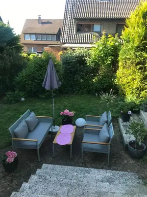 Ein Garten an der Unterkunft Zentral im Grünen