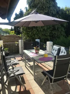 Ein Balkon oder eine Terrasse in der Unterkunft Zentral im Grünen