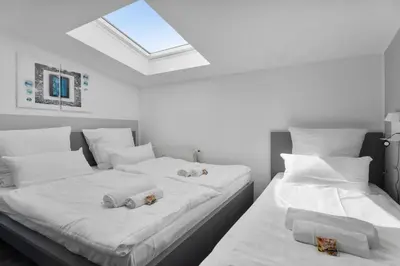 Ein Bett oder Betten in einem Zimmer der Unterkunft DG - Einfach aber sehr komfortabel - Wohnung für bis zu 12 Personen - Gruppen, Messe, Monteure, Studenten - Voll ausgestattet - 3 Smart-TV 55 Zoll Netflix, 1000 Mbit WLAN, voll ausgestattete Küche