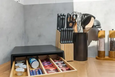 Kaffee-/Teezubehör in der Unterkunft DG - Einfach aber sehr komfortabel - Wohnung für bis zu 12 Personen - Gruppen, Messe, Monteure, Studenten - Voll ausgestattet - 3 Smart-TV 55 Zoll Netflix, 1000 Mbit WLAN, voll ausgestattete Küche