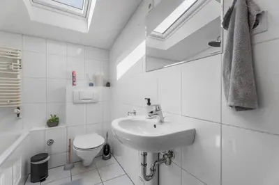 Ein Badezimmer in der Unterkunft DG - Einfach aber sehr komfortabel - Wohnung für bis zu 12 Personen - Gruppen, Messe, Monteure, Studenten - Voll ausgestattet - 3 Smart-TV 55 Zoll Netflix, 1000 Mbit WLAN, voll ausgestattete Küche
