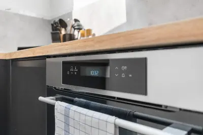 Küche/Küchenzeile in der Unterkunft DG - Einfach aber sehr komfortabel - Wohnung für bis zu 12 Personen - Gruppen, Messe, Monteure, Studenten - Voll ausgestattet - 3 Smart-TV 55 Zoll Netflix, 1000 Mbit WLAN, voll ausgestattete Küche