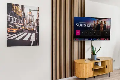 TV/Unterhaltungsangebot in der Unterkunft MOLA Apartments-Geräumiges Apartment in Wetter bis 6 Personen, XXL Couch, Parkplatz und WLAN